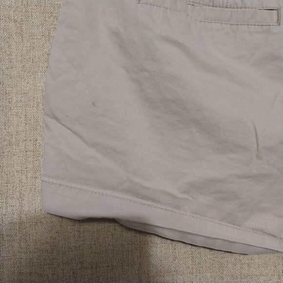 Old Navy shorts Women 6 khaki Everyday Twill 3 inch flat front MARKS IN PICTURES - Picture 6 of 10